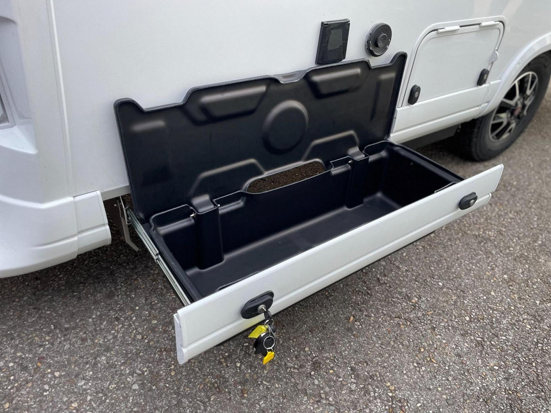 Pilote - P 696 GJ Evidence +